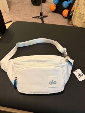 ALO Yoga | Bags | Alo Yoga Explorer Fanny Pack | Poshmark